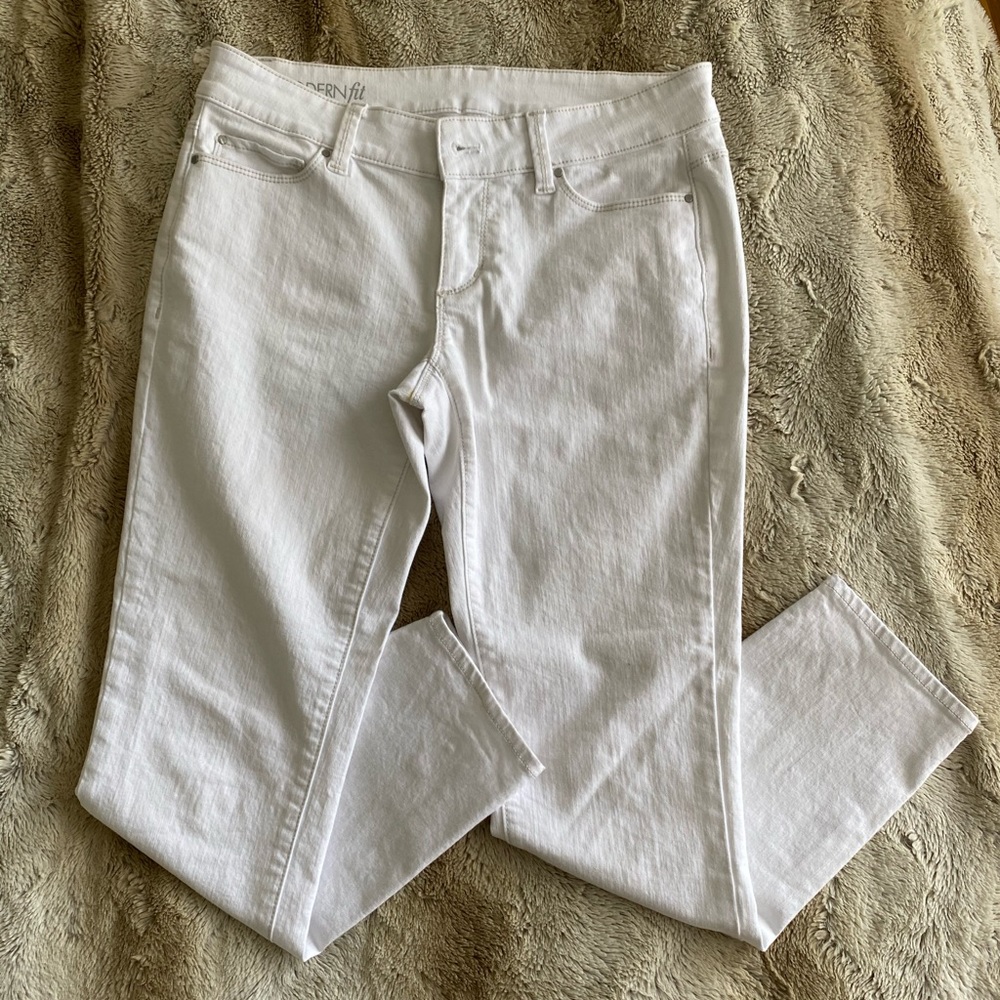 2/$25🌵 White Ann Taylor Modern Fit Jeans - Size 4